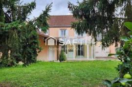 Maison familliale en centre village
