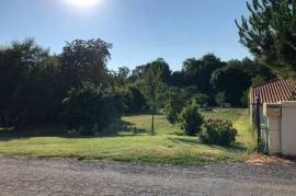 Terrain situé dans un cadre bucolique, proche des commodités.