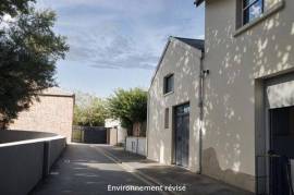 Batiment entier de type hangar, offrant beaucoup de possibilités.