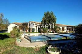 Maison 7 pièces plain-pied + piscine + garage + carport