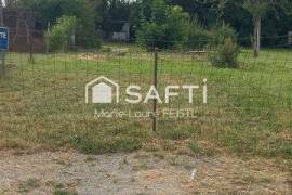 Un emplacement recherché pour concilier vie à la campagne et proximité de la ville. Terrain constructible 720 m2