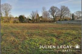 BEAU TERRAIN PLAT et VIABILISE DE PLUS DE 1700 m²