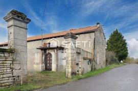 Ensemble immobilier à rénover maison charentaise + grange, beau potentiel, cadre paisible à 20 min d'Angoulême