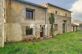 MAISON A RENOVER AVEC BEAU POTENTIEL, GARAGE ET JARDIN