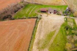 Séchoirs & grange à rénover sur 1,4 hectare