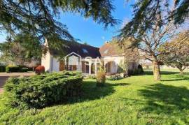Maison traditionnelle sur grand terrain, au calme!