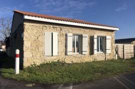 MAISON EN PIERRE 76 m2 A GAILLAN-EN-MEDOC MITOYENNE RENOVEE AVEC JARDIN