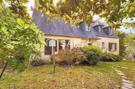 Maison 6 chambres sur sous-sol complet à rénover
