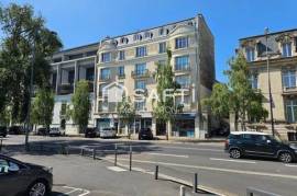 Bâtiment chic des années 1920 sur belle adresse