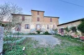 Maison de maître en pierre mitoyenne à rénover avec un grand grenier et dépendances : beaucoup de potentiel !