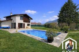 Maison familiale avec jardin, piscine et superbe vue sur le Vercors.