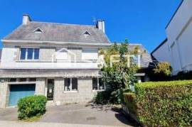 Ensemble immobilier avec plusieurs possibilités de projet. Bourg de Lanmeur