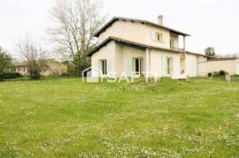 Grande maison avec piscine et grand terrain