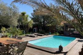 Maison familiale avec piscine dans Biscarosse bourg.