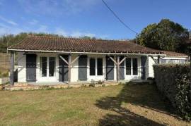 Detached renovated home, modern comforts, garage/garden