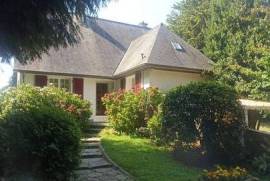 Maison de famille cossue, dépendance en campagne avec 6600 m 2 de parc arboré, aux portes de Hede.