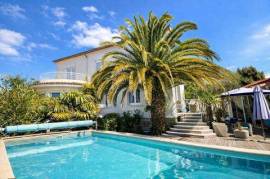 Exceptional 5-bedroom villa in a prime location near the beach