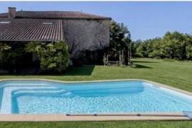 ancien corps de ferme en grande partie rénové, une grande pièce de vie de 60m² environ, d'une suite parentale, d'une salle d'eau ,un dressing, une chambre et une grange