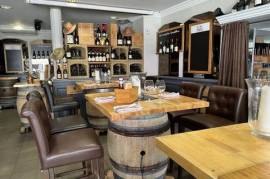 Murs & Fonds : Institution Gastronomique au Cur d'Orange  Forte Croissance