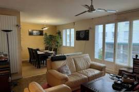 appartement de trois chambres, très bien situé