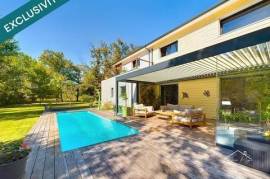 Maison contemporaine avec grand terrain, 4 garages, piscine et cave, au calme à Arsac