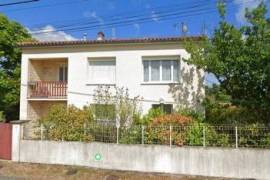 Maison avec potentiel , piscine, commerces et écoles