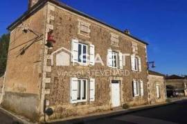 Découvrez cette ancienne ferme et commerce Charentais .