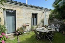 Quartier Saint Seurin/ Fondaudège T2 loft avec Jardin sans vis a vis