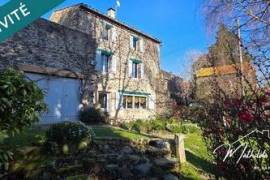 Maison avec un parc arboré et un gite