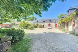 Propriété de caractère, dépendances, piscine et 4 hectares dans un cadre bucolique et idyllique