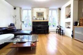 PLACE DU MARCHE NOTRE DAME A VERSAILLES - 130 m2