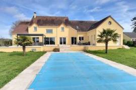 Villa de 325 m² avec piscine au cœur du Perche