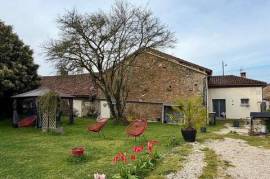 Genouillé 86250. Maison, grange et jardin