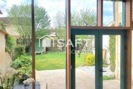 belle maison en pierre avec un T2 loué.