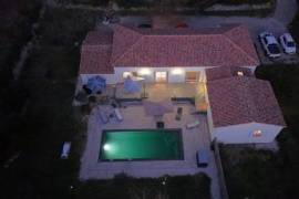 Villa plain pied de 193m2 + piscine sur 2.5 hectares de terrain, sans vis-à-vis, salon 100m2.