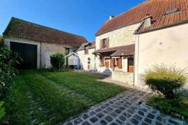 Beau potentiel pour cette maison en pierre de 127 m² à rénover avec deux granges sur un terrain clos de 705 m²