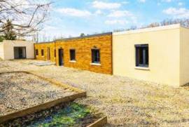 maison de plain-pied de 143 m², idéale pour une famille, offrant 4 chambres dont une suite parentale, sur un terrain clos de 1 775 m² à Vendœuvres. Fonctionnelle, lumineuse et quasiment clé en main, elle réunit confort, espace et tranquilli...