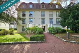 Laissez-vous séduire par un appartement lumineux et spacieux, idéalement situé entre forêt et vie de quartier.