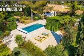 Villa de plain-pied de 190 m 2 habitable - piscine - garage - terrain de plus de 2900 m2 entièrement plat et clôturé - propriété parfaitement entretenue