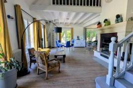 Domaine rare avec dépendances et piscine