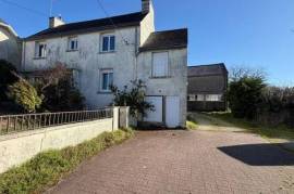 Ensemble immobilier avec garage et hangar et terrain à Bâtir