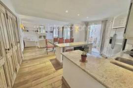 Saint Tropez 3 bedroom apartment Place des Lices for sale