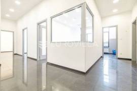 Zagreb, Budmanijeva, office space 100 m² on the ground floor of an office building