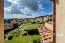Bright Apartment with Terrace, Cetona, Siena – Tuscany