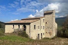 Tra le colline Umbre casale parzialmente ristrutturato con terreno Ha.4