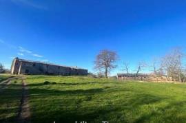 Acquapendente Antico casale in pietra da ristrutturare di ampia metratura con un annesso agricolo ed un ettaro di terreno