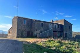 Acquapendente , antico casale in pietra della superficie di circa mq.300 con due annessi agricoli ed un terreno di circa un ettaro
