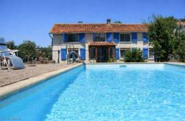 Country house with a swimming pool near Nanteuil-en-Vallee - €170200