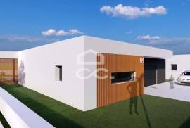 Modern 4-Bedroom House with Pool
