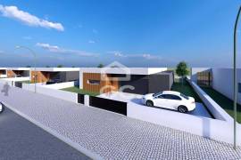 Modern 4-Bedroom House with Pool